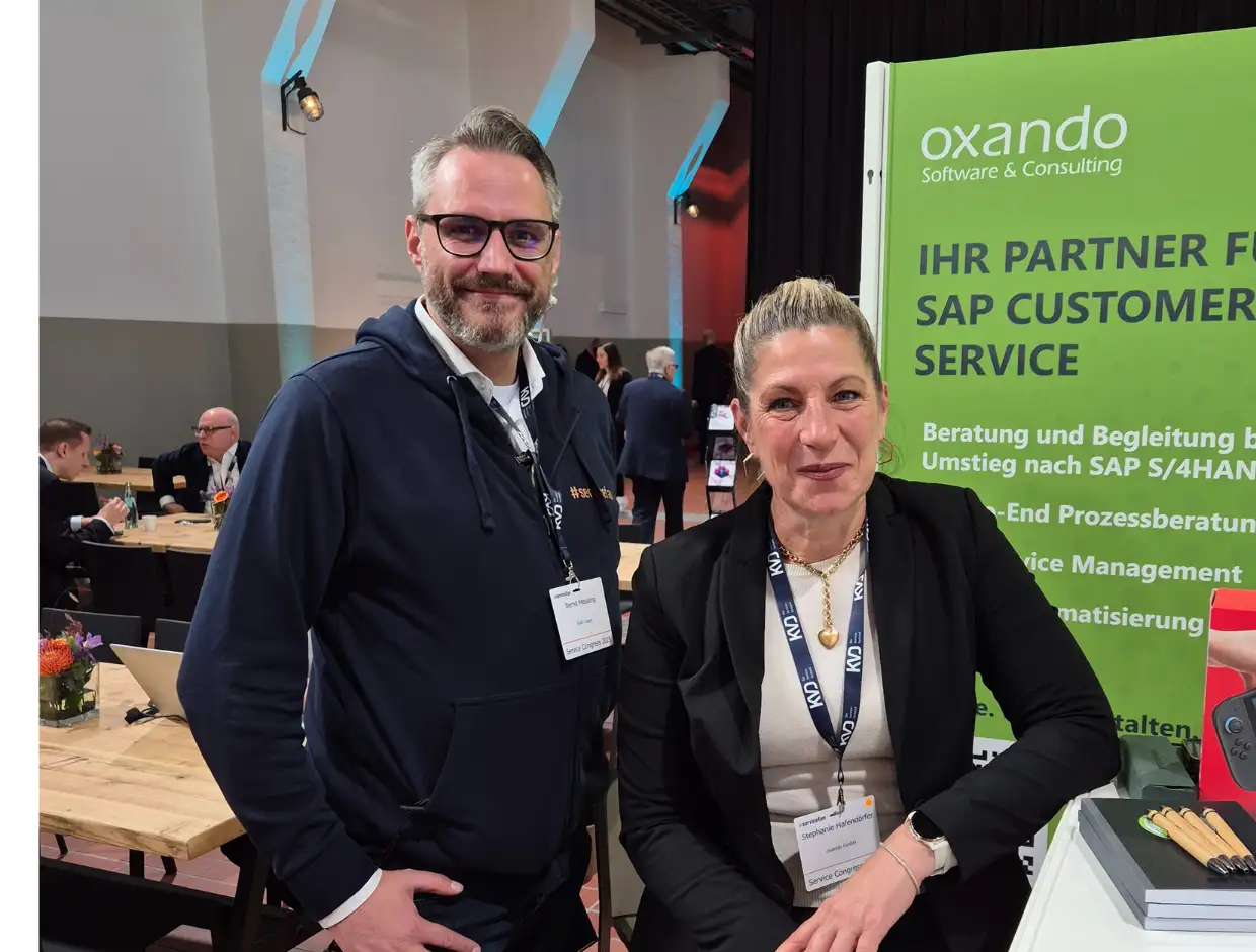Stephanie Hafendörfer und Bernd Messing am oxando Stand auf dem Service Congress 2025 in Essen